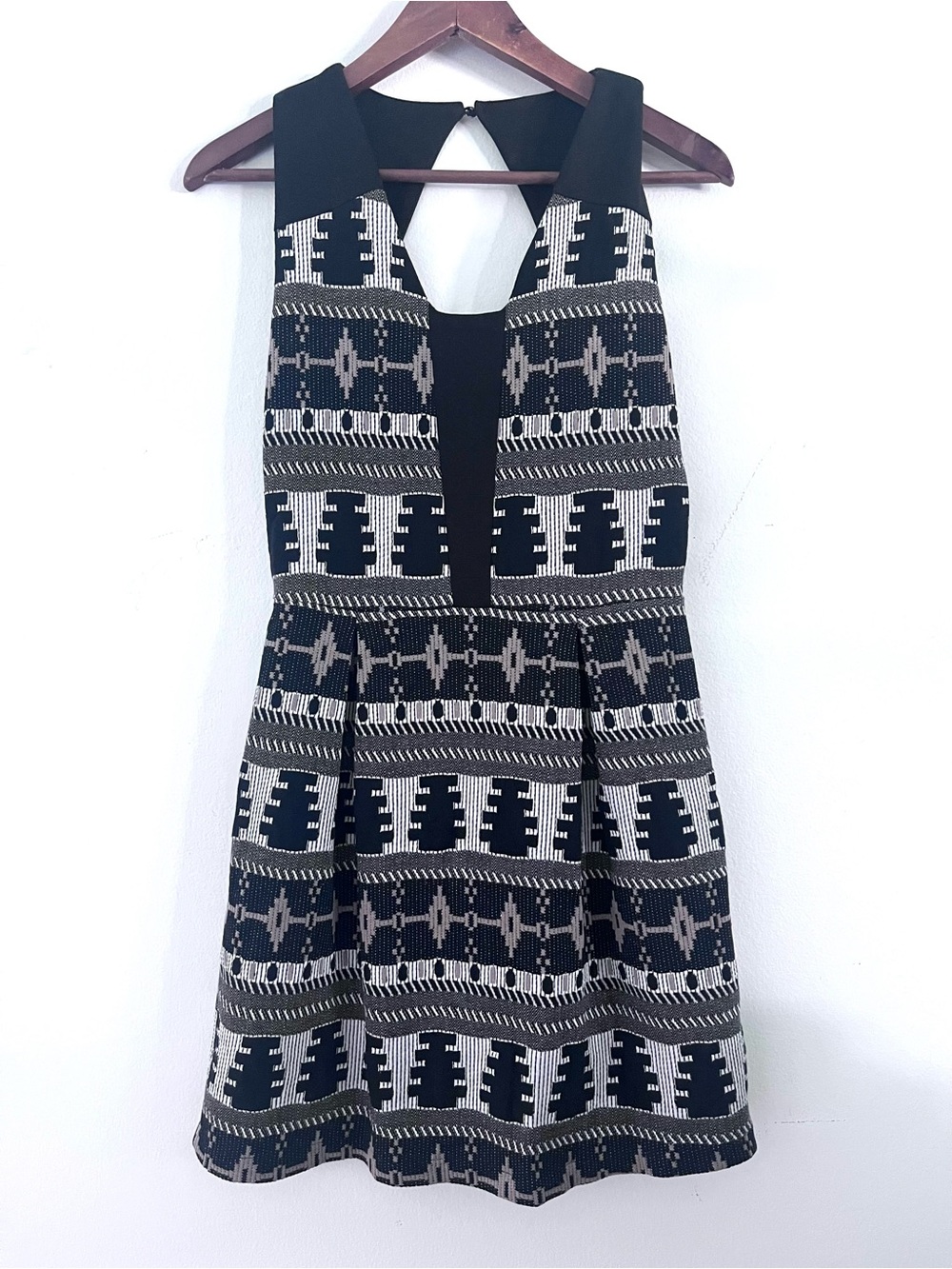 Trucco Sheath Dress Sleeveless Woven Style Open Back Black Tan White Women 6